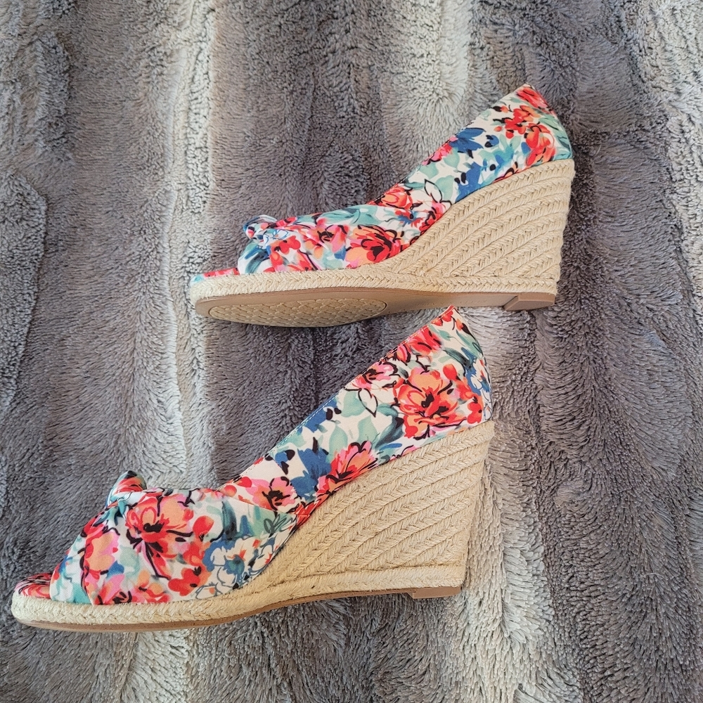 Floral Wedges NWOT Size 9 - Picture 3 of 5